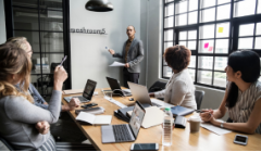 晨鸣纸业：归母净亏损82.96亿元，同比扩大11.94%