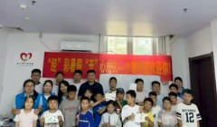 “小草学堂”公益课 当一回小小造纸家